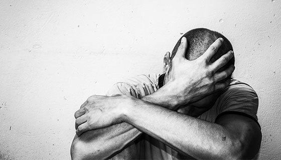 نظریه خودکشی امیل دورکیم؛ جوامع چه نقشی در خودکشی افراد دارند؟